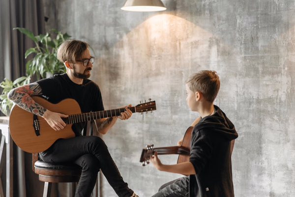 Professeur professionnel enseignant le piano à un élève